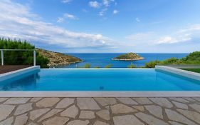 Coastal Paradise Found - Komis' Private Pool Retreat